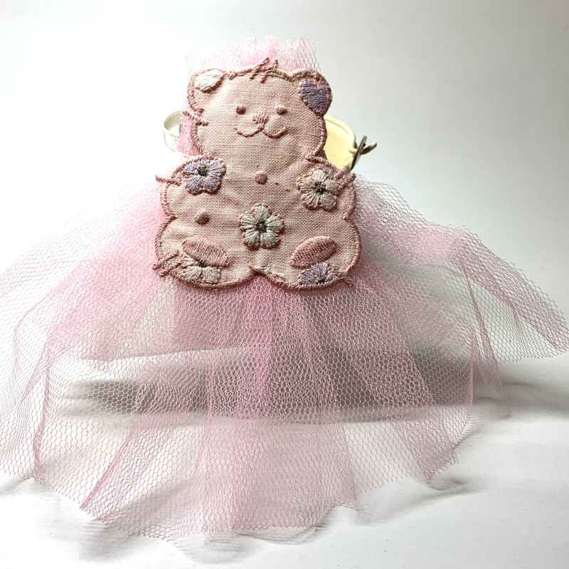 Nounours en tissu rose avec jupon en tulle décoratif contenant des dragées pour baptême fille, naissance ou baby shower.