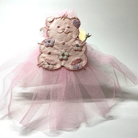 Nounours en tissu rose avec jupon en tulle décoratif contenant des dragées pour baptême fille, naissance ou baby shower.