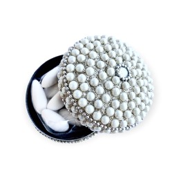 Boite metal incrustée de perles thème mariage