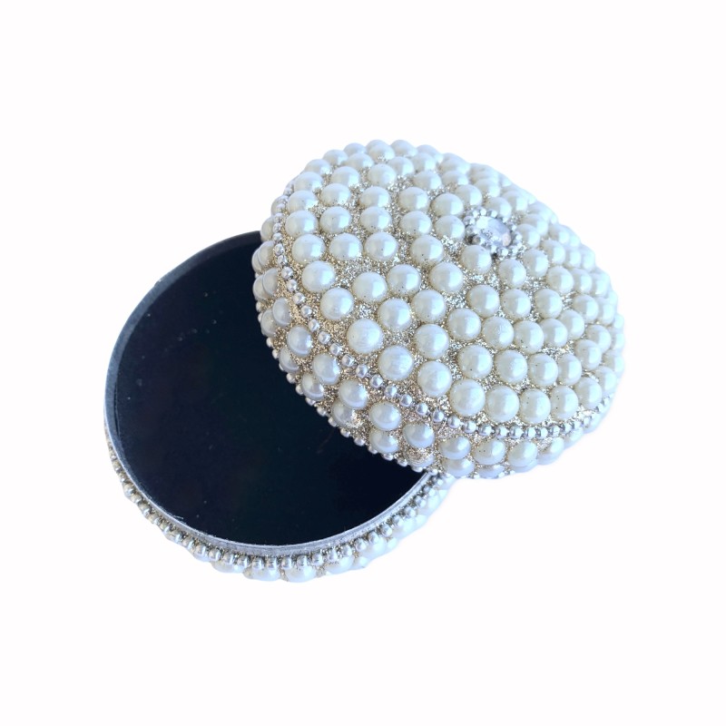 Boite perlée ivoire ou blanc in métal