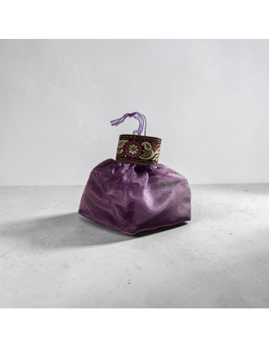 Pochon à dragées en organza parme avec galon brodé oriental et dragées roses et blanches pour mariage, baptême ou cérémonie.
