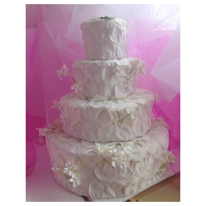 Gâteau de  quatre étages  décor blanc de mini fleurs