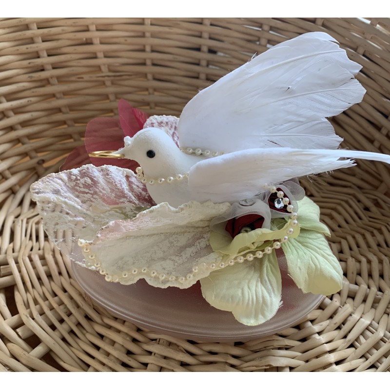 Boîte à dragées forme galet avec colombe blanche et décoration florale romantique