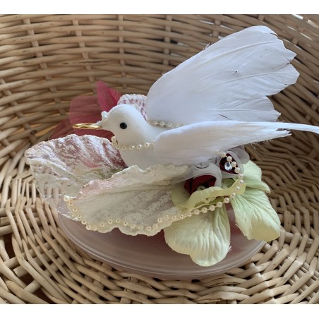 Boîte à dragées forme galet avec colombe blanche et décoration florale romantique