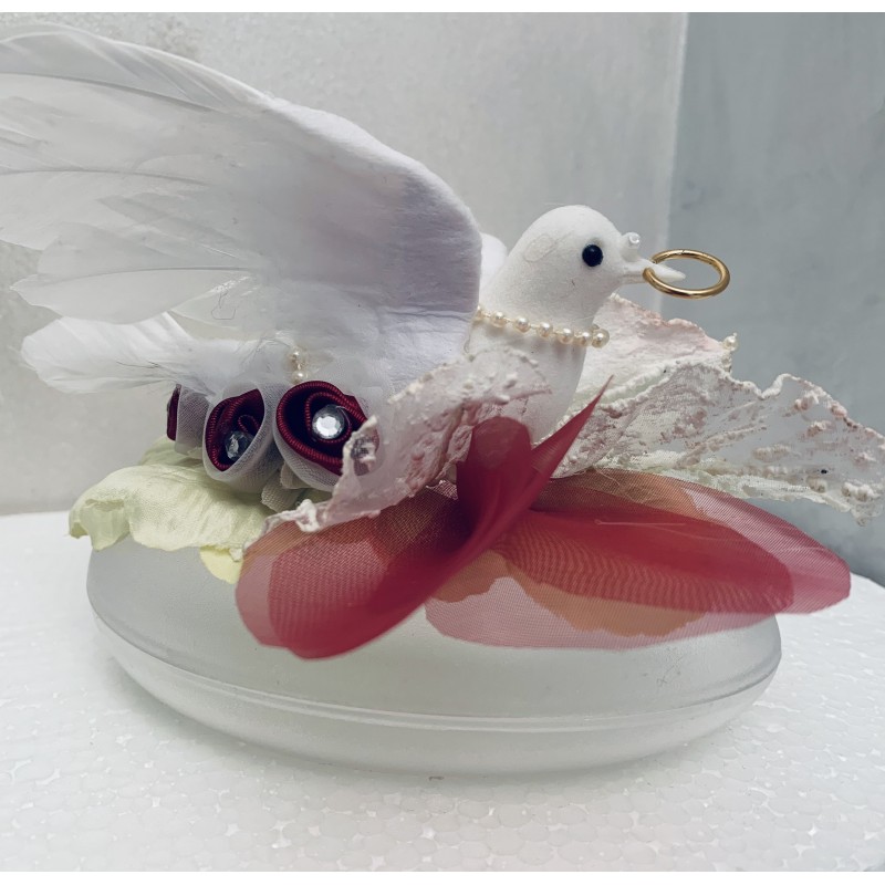 Boîte galet à dragées décorée d'une colombe blanche, fleurs et perles pour mariage, baptême ou communion