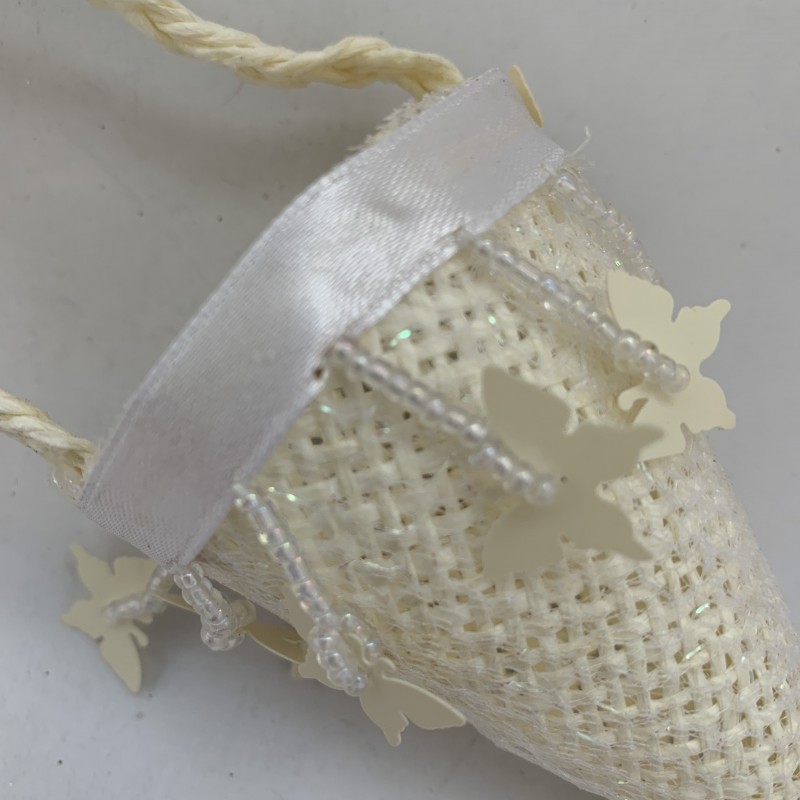 Cone Raphia ivoire entouré de papillons